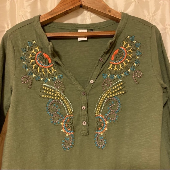 Anthropologie Moss Green Akemi & Kin Embroidered Henley Shirt Size Small EUC - Picture 4 of 11